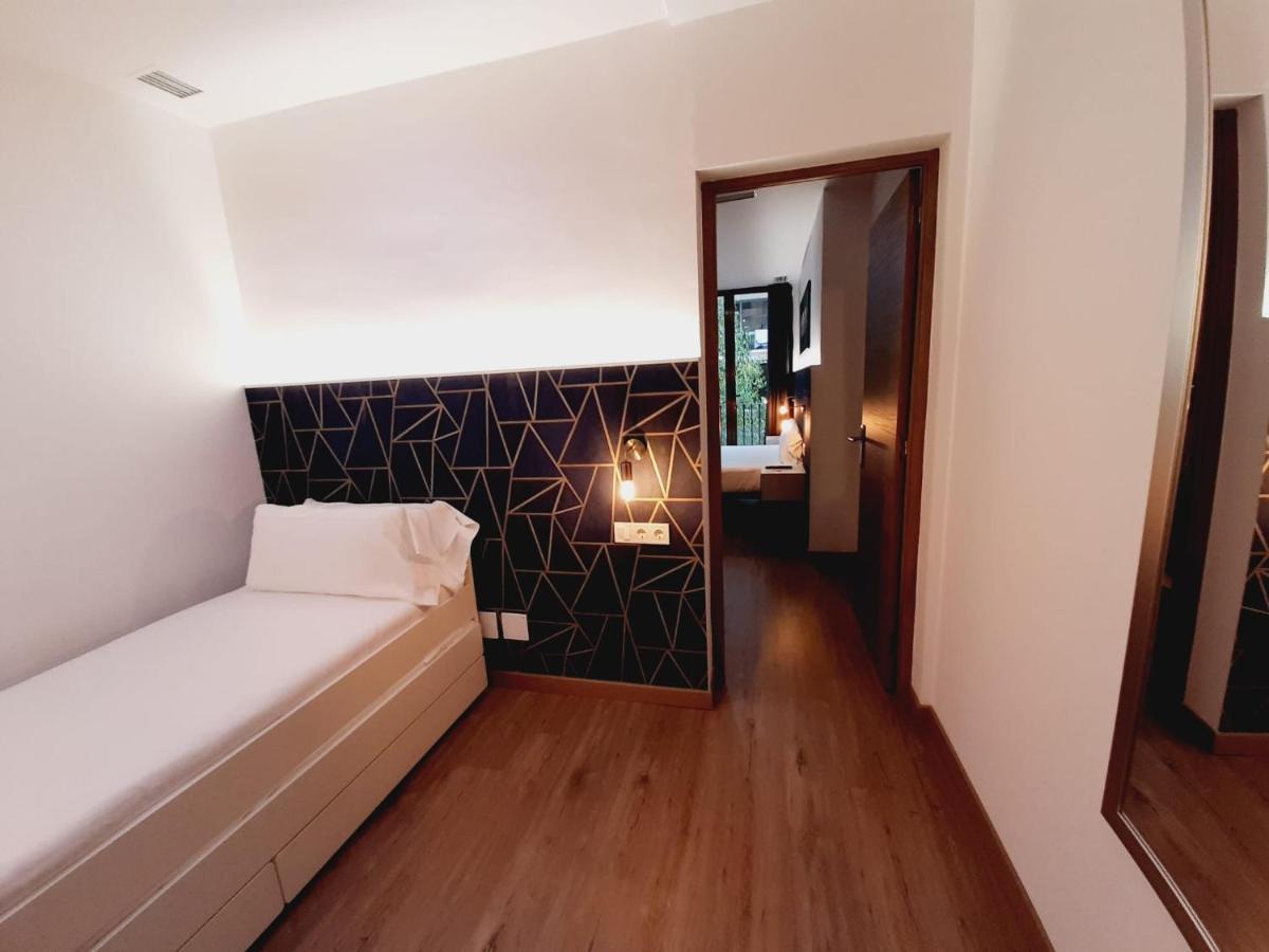 Hostal Laia By Gaiarooms บาร์เซโลนา ภายนอก รูปภาพ