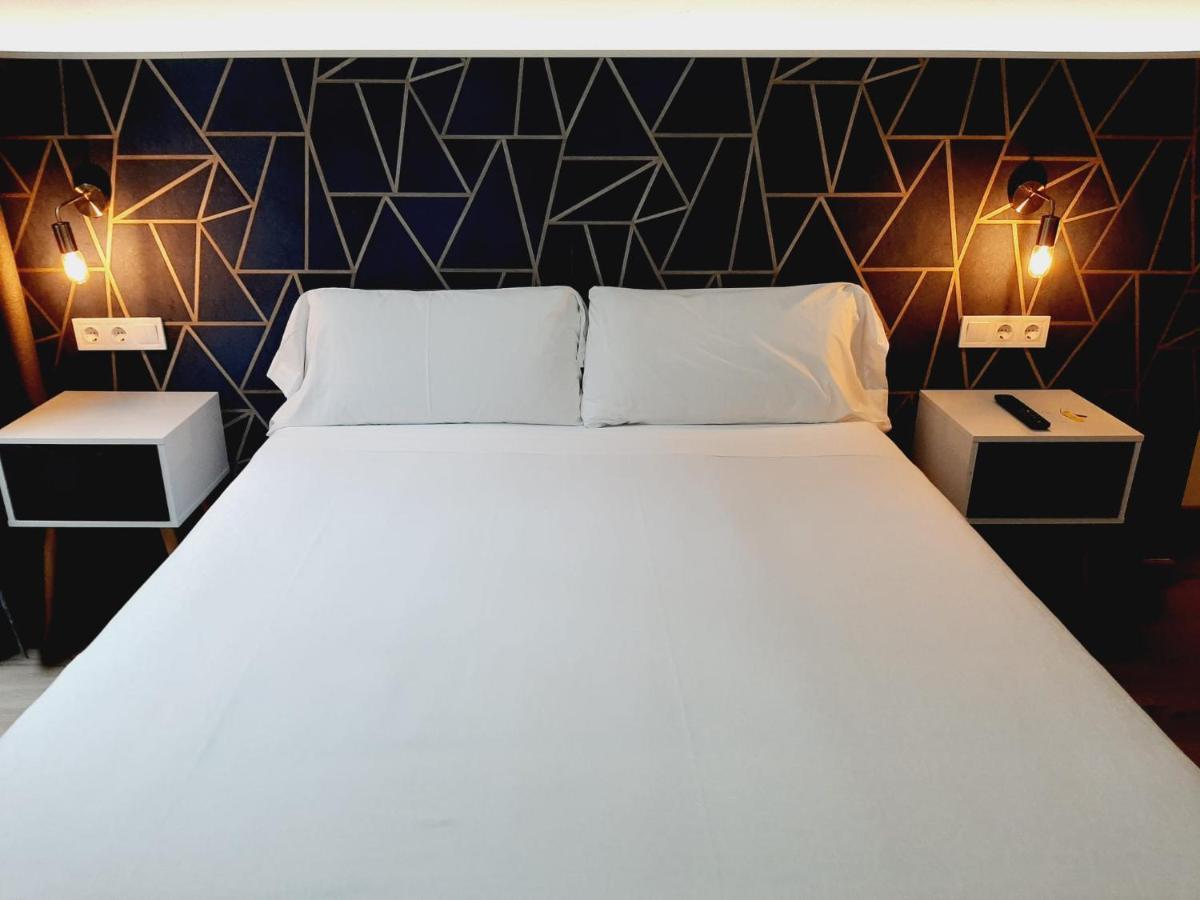 Hostal Laia By Gaiarooms บาร์เซโลนา ภายนอก รูปภาพ