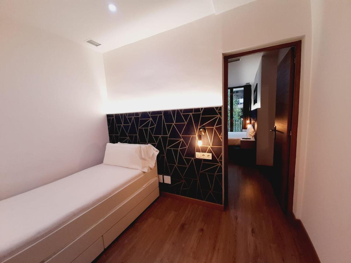 Hostal Laia By Gaiarooms บาร์เซโลนา ภายนอก รูปภาพ